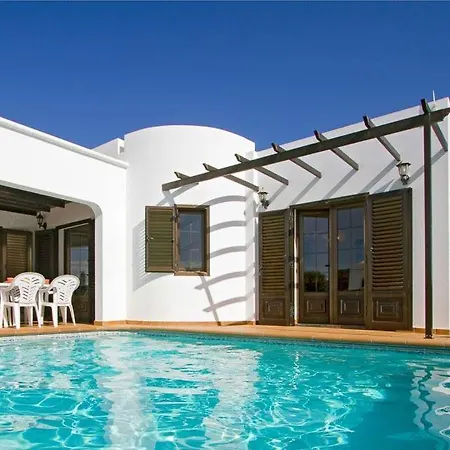 Вілла In Puerto Del Carmen Sleeps 10 With Pool Air Con And Wifi