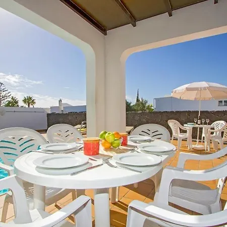 Вілла In Puerto Del Carmen Sleeps 10 With Pool Air Con And Wifi *