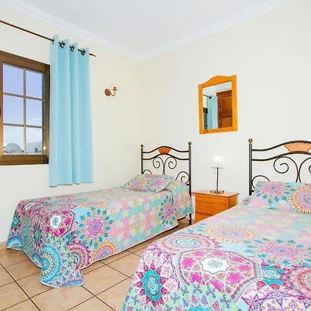 In Puerto Del Carmen Sleeps 10 With Pool Air Con And Wifi * Пуерто-дель-Кармен
